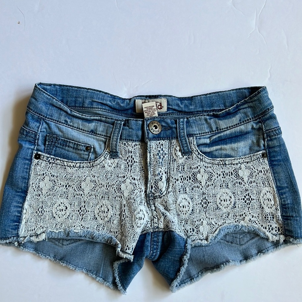 Mudd size 1 shortie shorts with white lace decoration. Super cute!Good condition